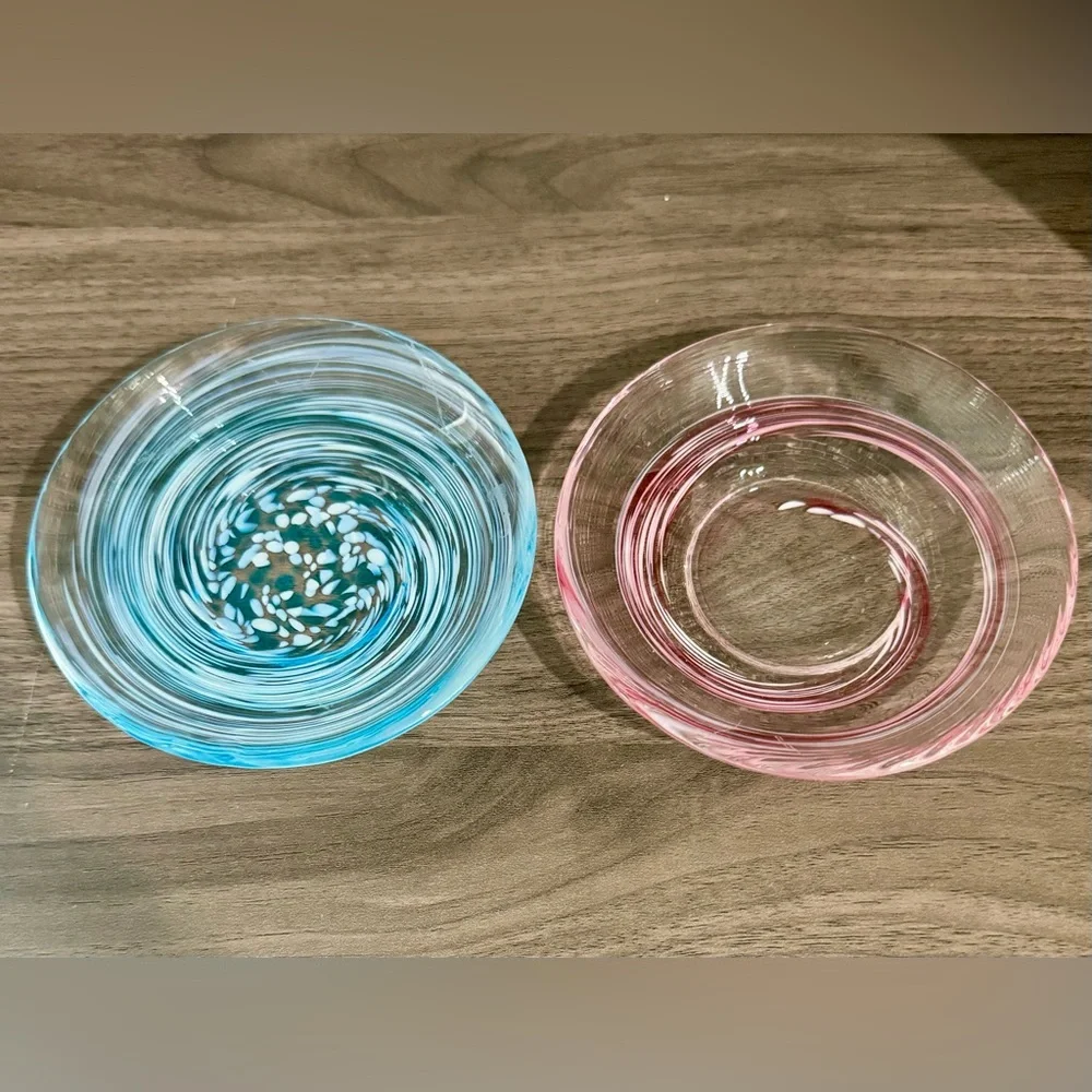 Set of two small plates Aderia, Tsugaru Vidro, 3.9 inches. Floral design.